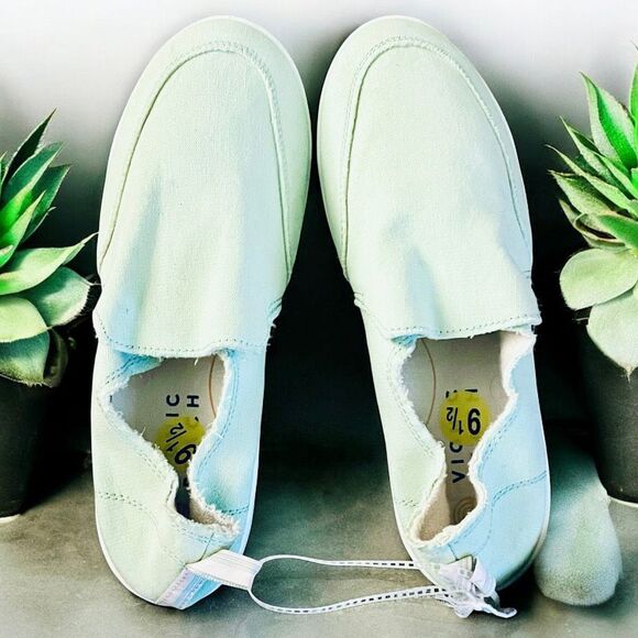 NWT Gorgeous Vionic Beach Malibu 9.5 Slip-On Canvas Sneakers Seafoam Mint Green - Picture 1 of 16
